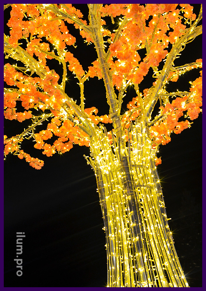 Светодиодное дерево с гирляндами в Лонгъюгане, новогодние декорации в ЯНАО