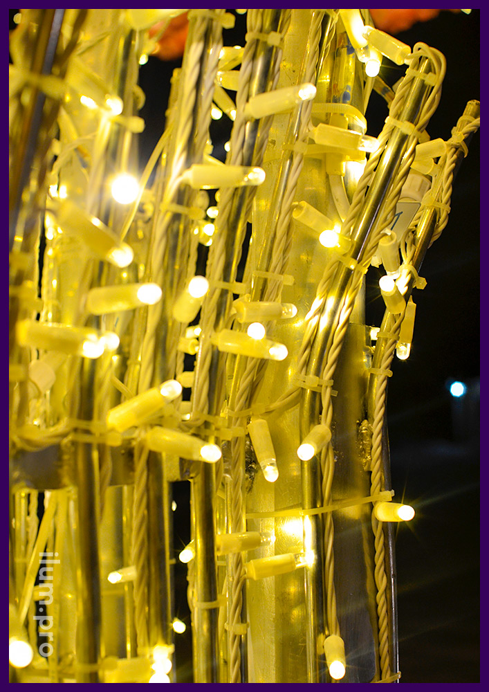 Уличные декорации с подсветкой в ЯНАО, украшение площади светящимся деревом из гирлянд