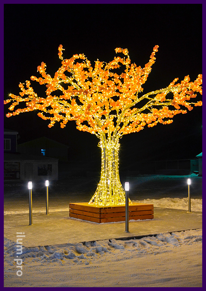 Украшение площади в посёлке светящимся деревом из металлического каркаса и гирлянд