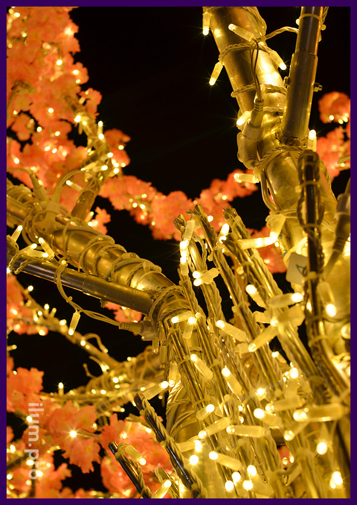 Дерево с гирляндами на прочном алюминиевом каркасе, декор цветами, скамейка в основании