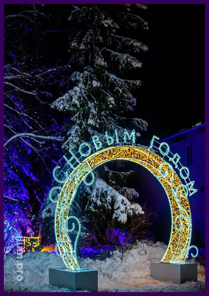 Новогодняя арка с белыми и тёпло-белыми гирляндами на металлическом каркасе