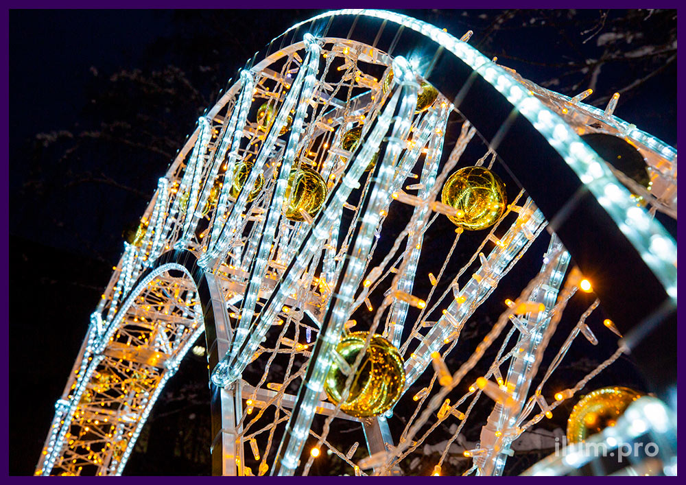 Декоративная арка падающая звезда с золотыми шарами и разноцветными гирляндами на Новый год