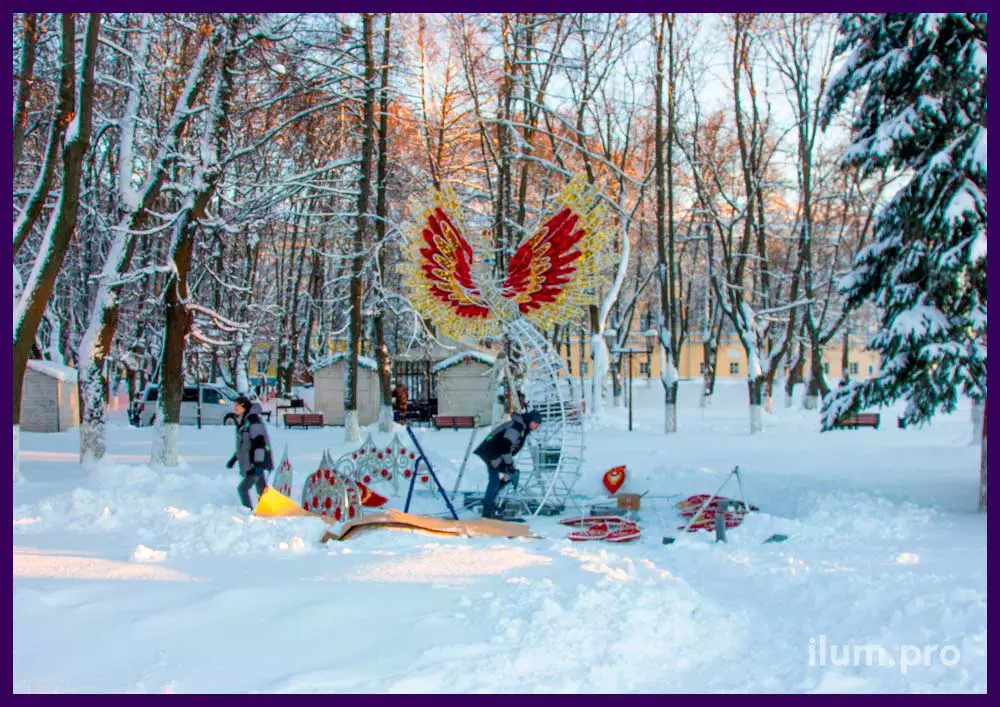 Сборка новогодних декораций в центре Владимира, установка Жар-птицы с гирляндами и мишурой