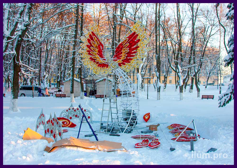 Установка светящейся Жар-птицы с гирляндами и мишурой во Владимире на Соборной площади