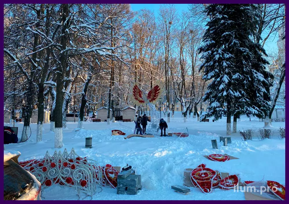 Установка новогодней светодиодной фигуры в форме Жар-птицы с гирляндами и блёстками