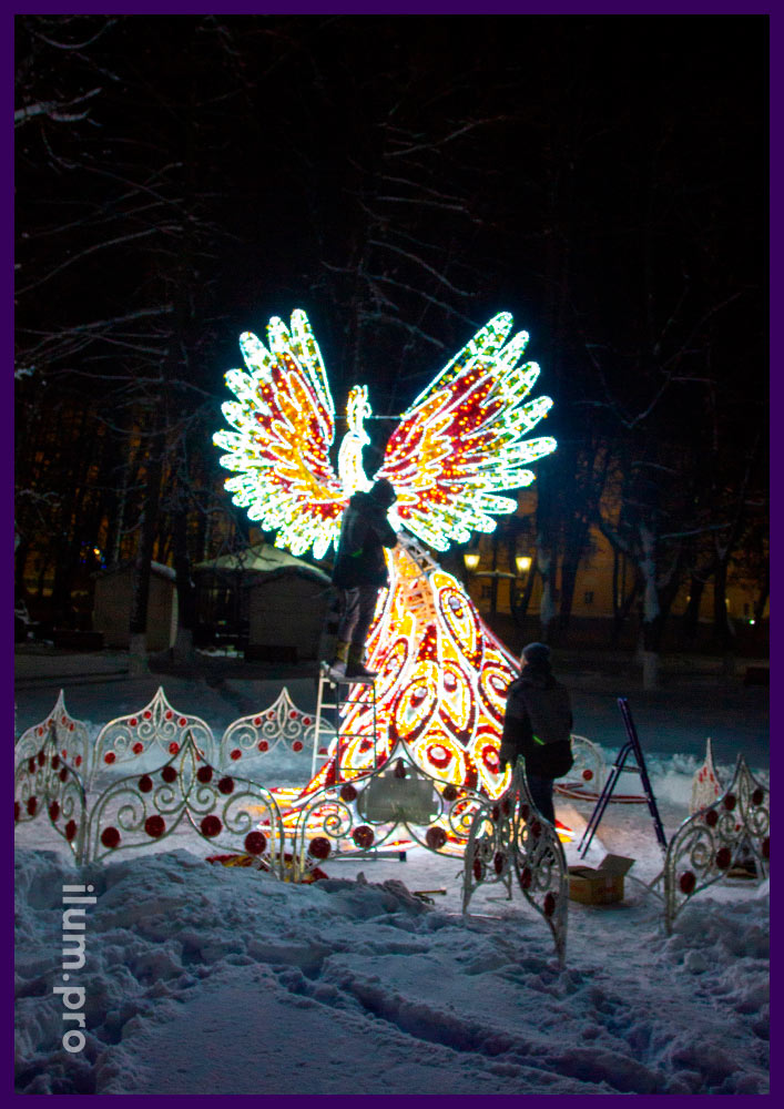 Сборка светодиодной птицы с гирляндами и мишурой в центре Владимира на Новый год