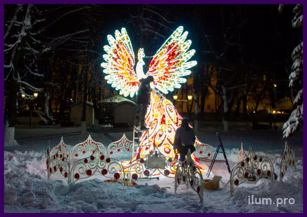 Монтаж новогодней декоративной фигуры с гирляндами, дюралайтом и мишурой высотой 5 метров - жар-птица
