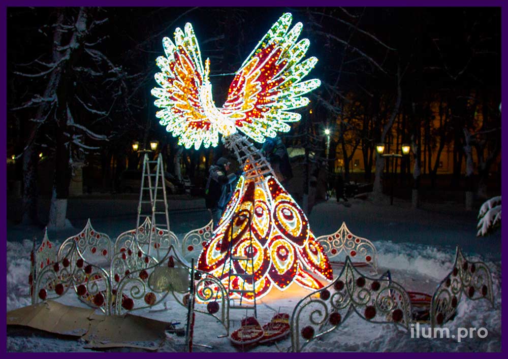 Монтаж светодиодной птицы с уличными гирляндами и сеткой ПВХ во Владимире на Новый год