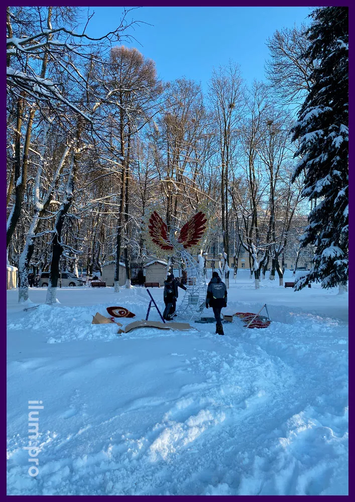 Сборка новогодних декораций во Владимире, установка жар-птицы с гирляндами