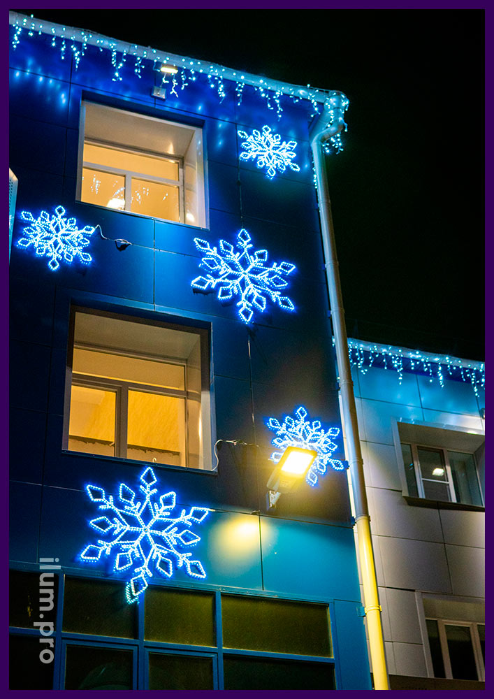 Светодиодные снежинки якутские из прочного и лёгкого каркаса и дюралайта на фасаде