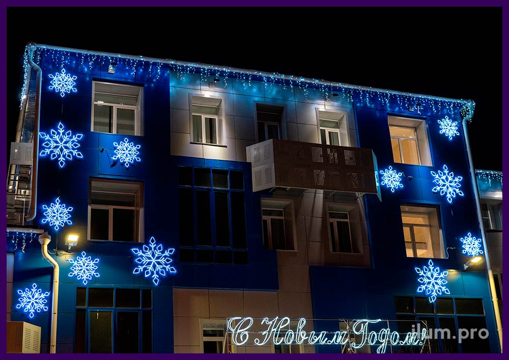 Новогодняя иллюминация в Красноярске, снежинки, перетяжки и гирлянды для фасада здания