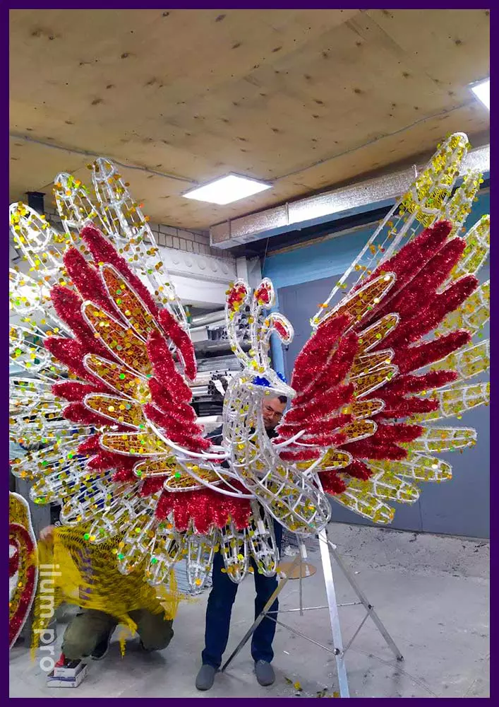 Сборка жар-птицы - новогодней декоративной фигуры из металлического каркаса и светодиодных гирлянд