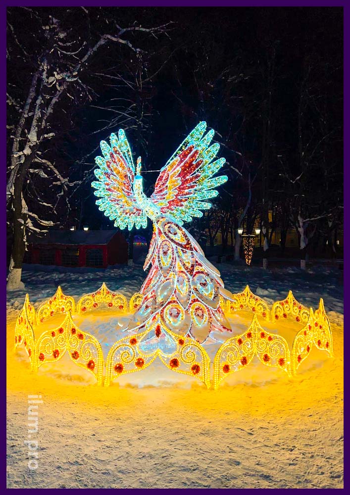 Новогодняя фигура жар-птицы с гирляндами, дюралайтом, блестящей мишурой во Владимире