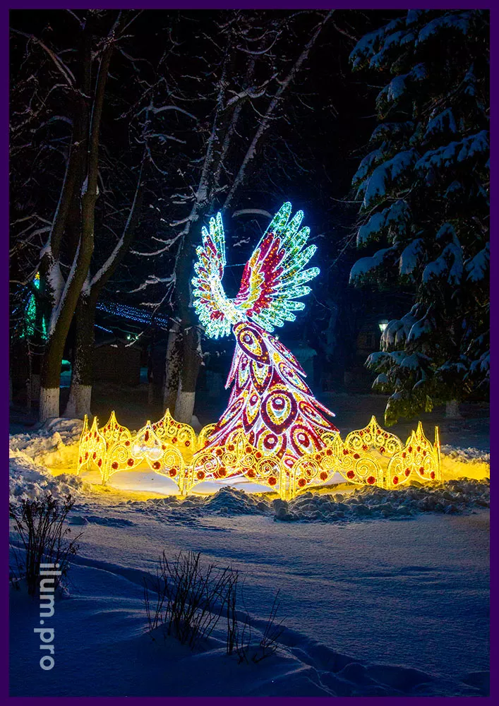 Новогоднее оформление парка световыми фигурами, гигантская Жар-птица с гирляндами и разноцветным декором