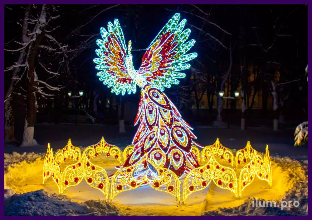 Украшение города светодиодной фигурой большой птицы с разноцветными крыльями, хвостом с гирляндами и мишурой