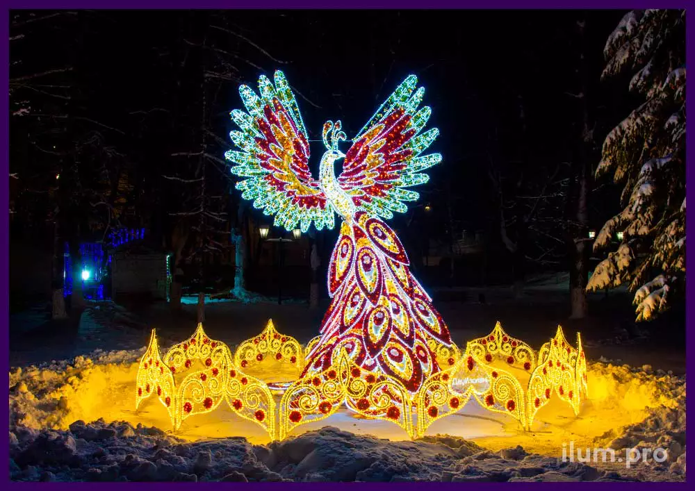 Украшение города разноцветной светодиодной фигуры с мишурой и гирляндами в форме взлетающей птицы во Владимире