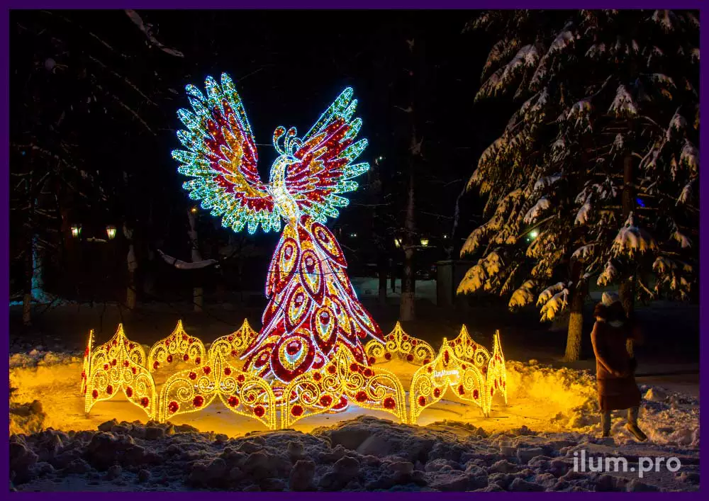 Новогоднее украшение парка во Владимире светодиодной Жар-птицей с гирляндами и дюралайтом на нержавеющем каркасе