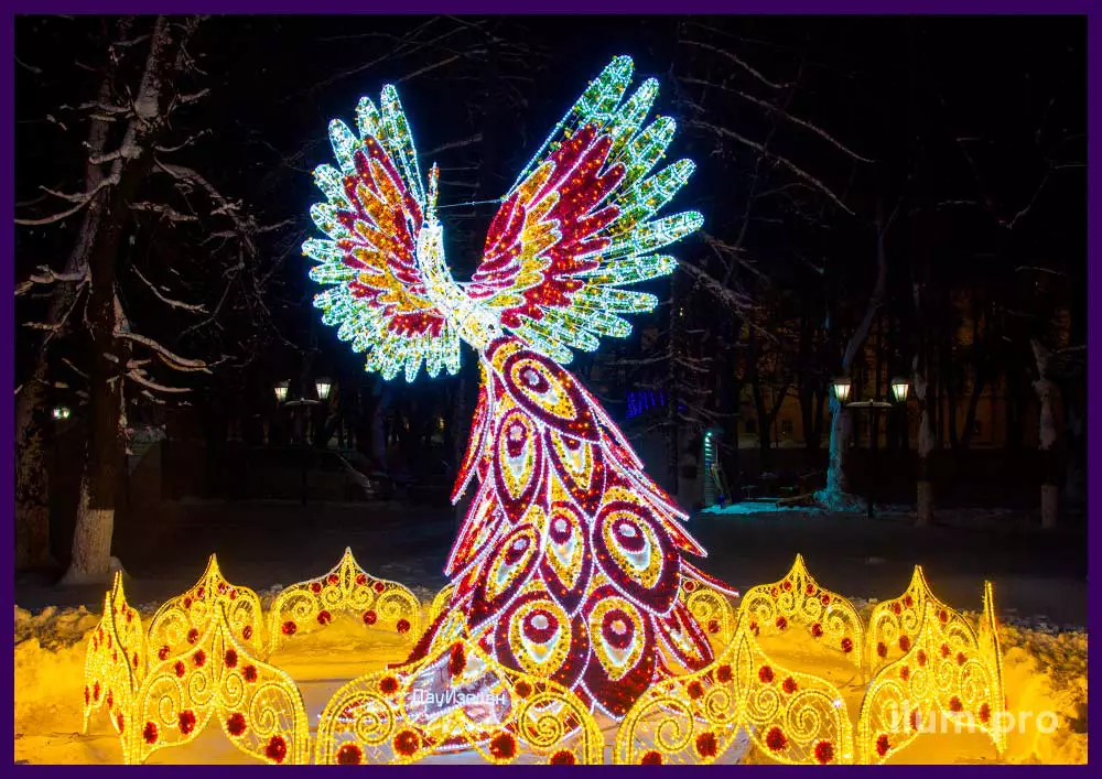Разноцветная светодиодная фигура с мишурой и гирляндами в форме взлетающей птицы в центре Владимира
