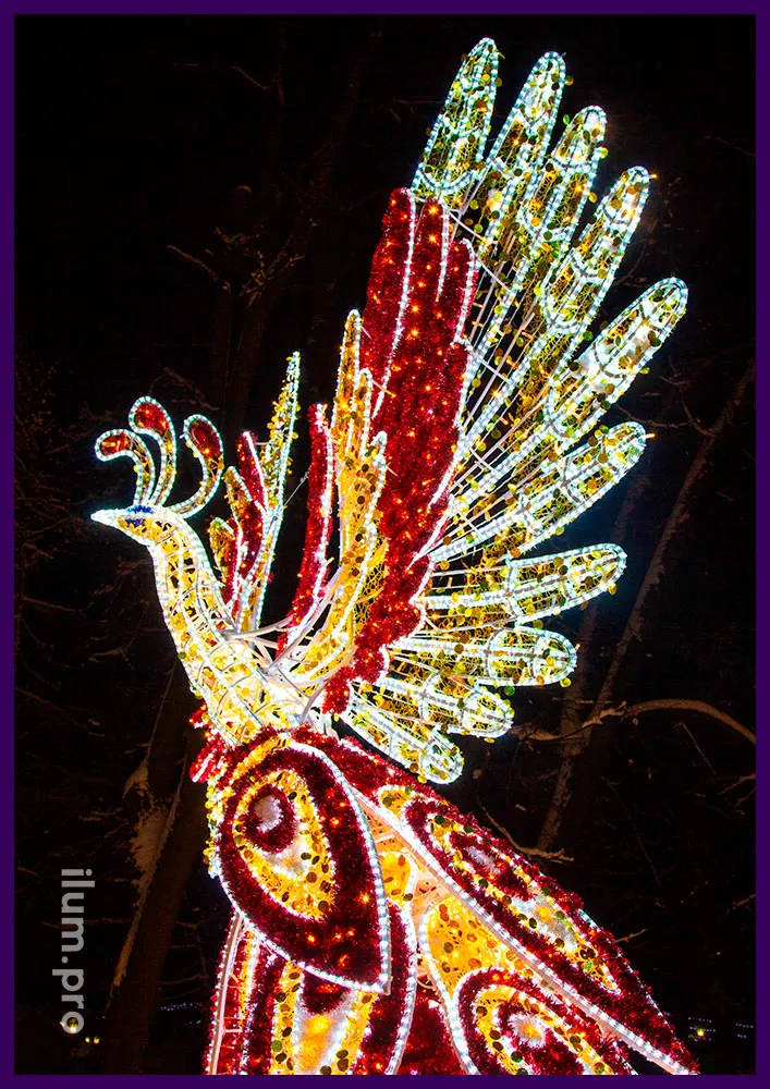 Декоративная фигура с иллюминацией в форме Жар-птицы, ограждение с гирляндами и дюралайтом