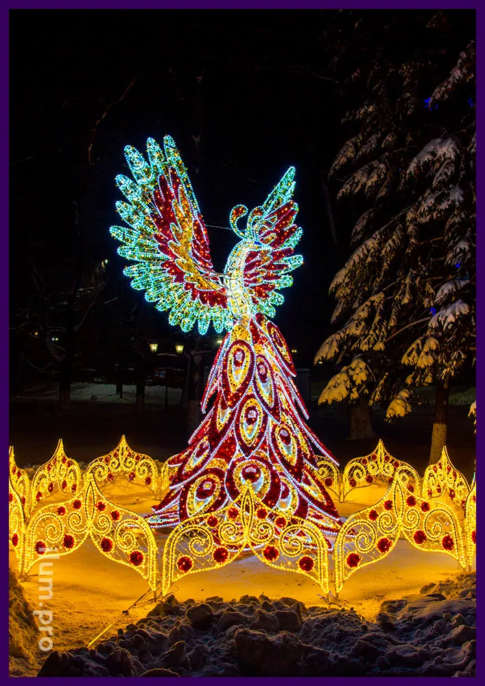 Новогодняя декоративная фигура с гирляндами, дюралайтом и мишурой высотой 5 метров - жар-птица