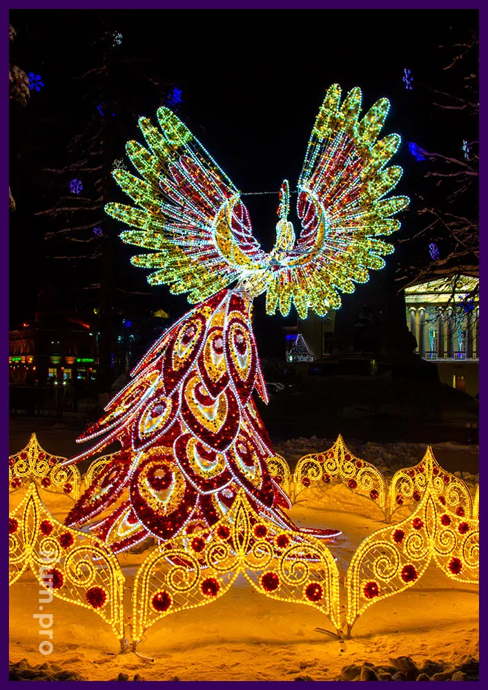 Новогоднее украшение парка светодиодной фигурой Жар-птица высотой 5 метров с гирляндами