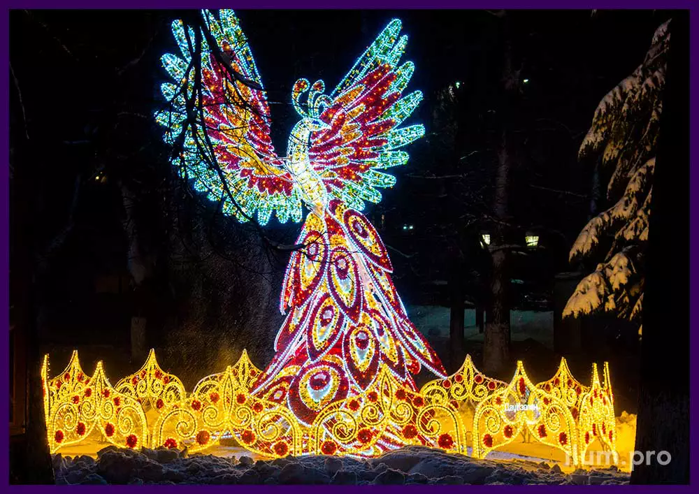 Светящийся арт-объект в форме жар-птицы с яркими перьями и крыльями из гирлянд