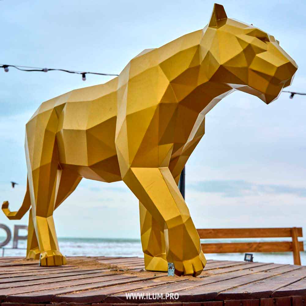Полигональный тигр из металла на набережной Чёрного моря
