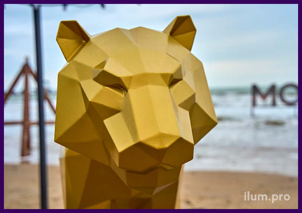 Тигр металлический полигональный на набережной Анапы - символ 2022 года