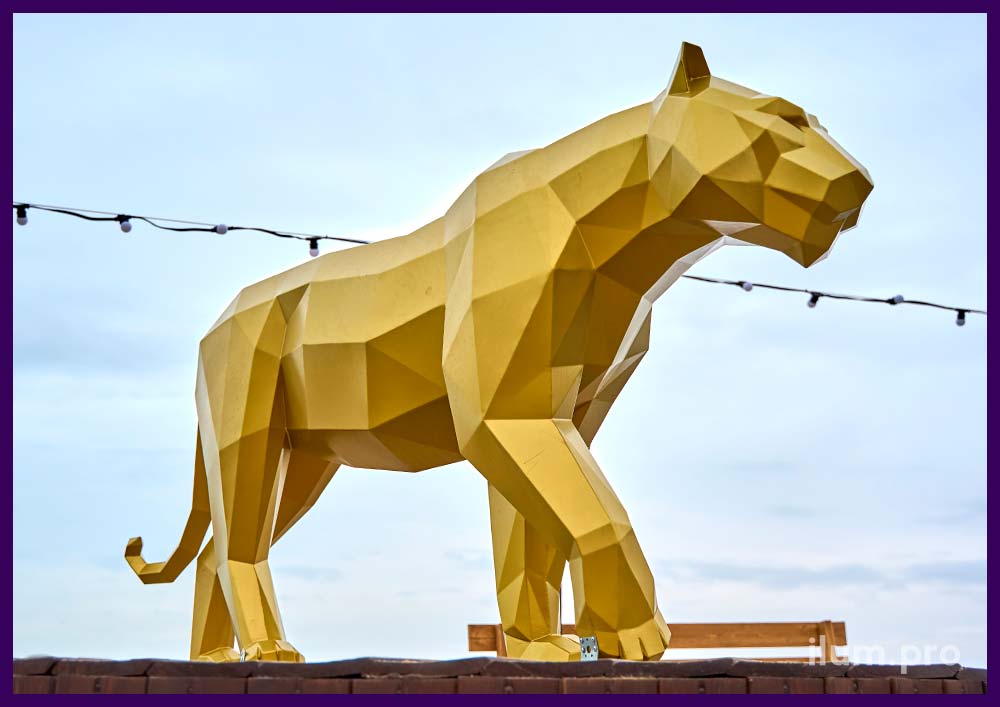 Скульптура тигра полигональная золотого цвета для украшения улицы и интерьера