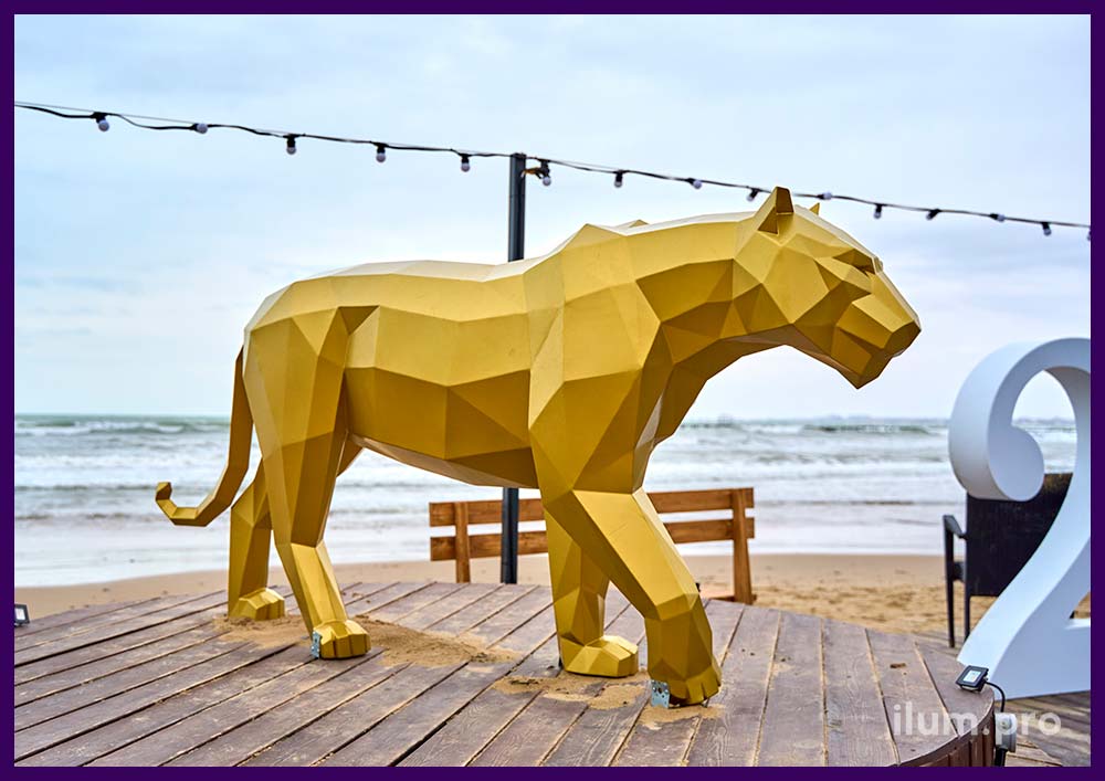 Тигр золотого цвета полигональный на набережной в Анапе - новогодняя фотозона