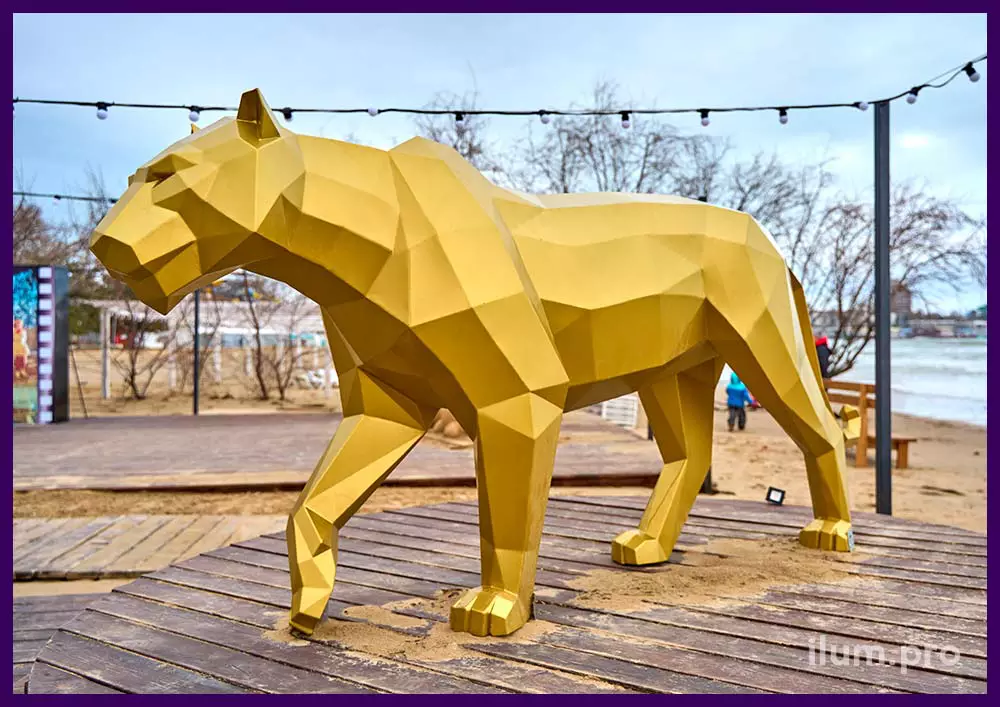 Полигональный тигр металлический золотой - ландшафтная скульптура в Анапе на Новый год