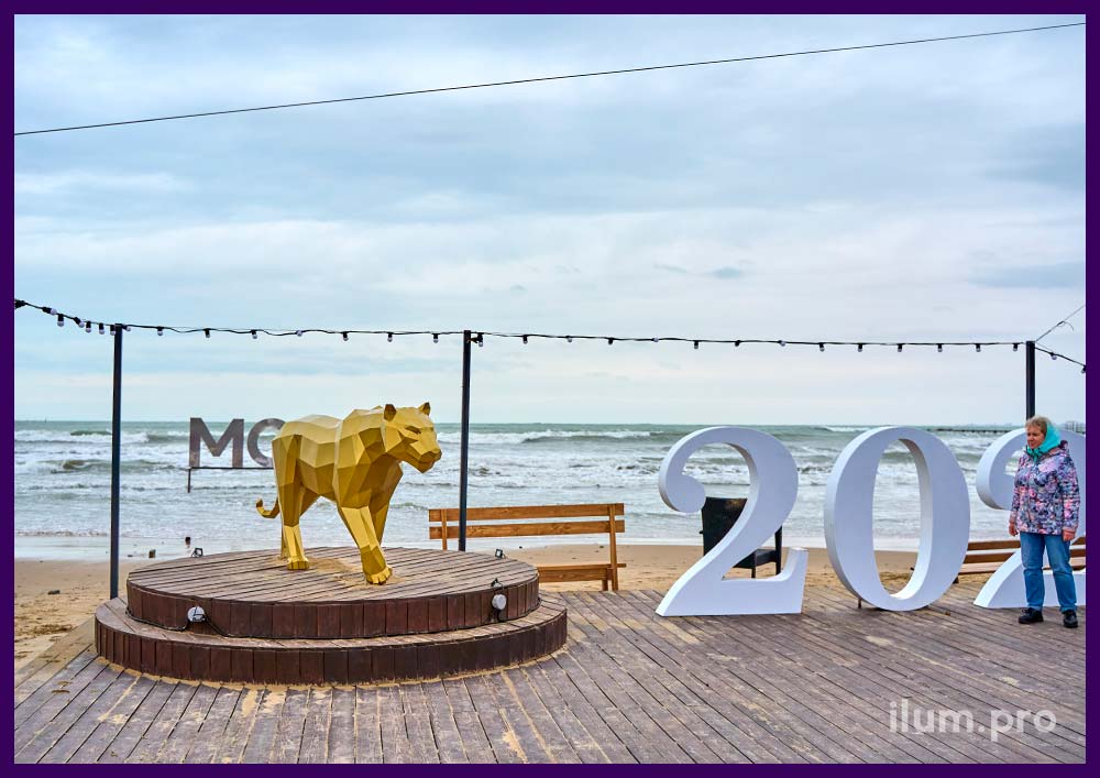 Тигр полигональный металлический - арт-объект на набережной Анапы на Новый год