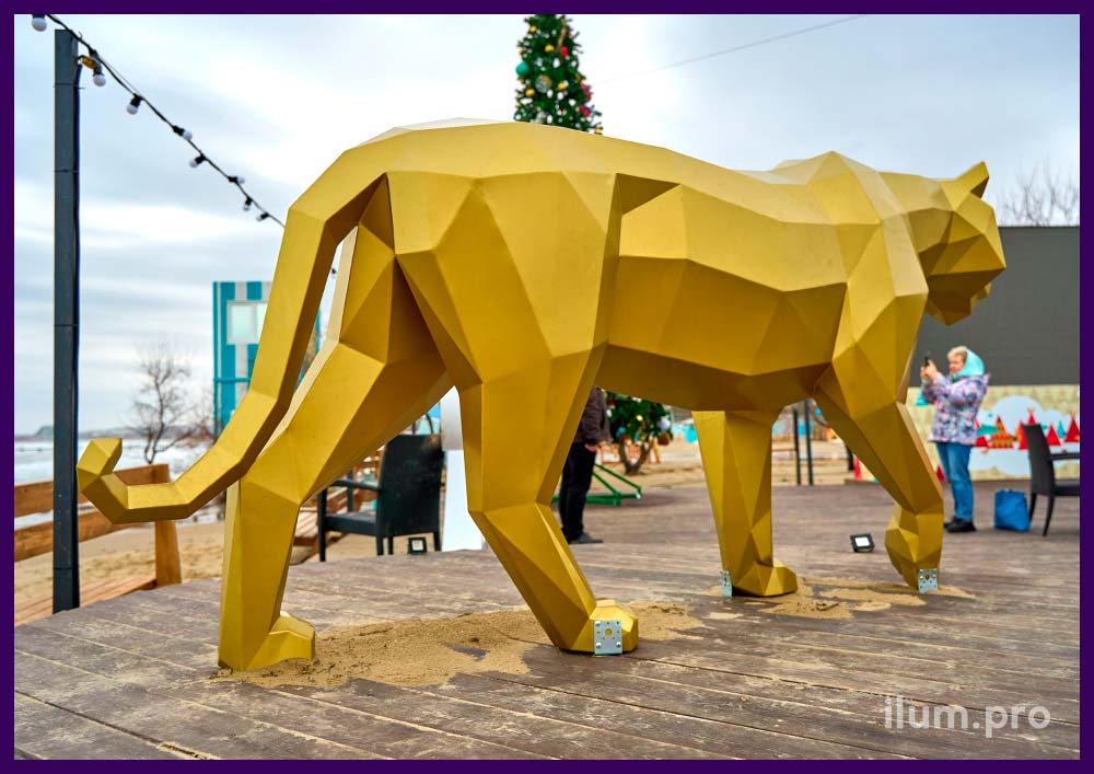 Золотой тигр - полигональная скульптура из крашеного металла в Анапе