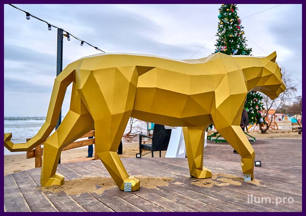 Золотой полигональный тигр из крашеного металла длиной около 2,5 метров