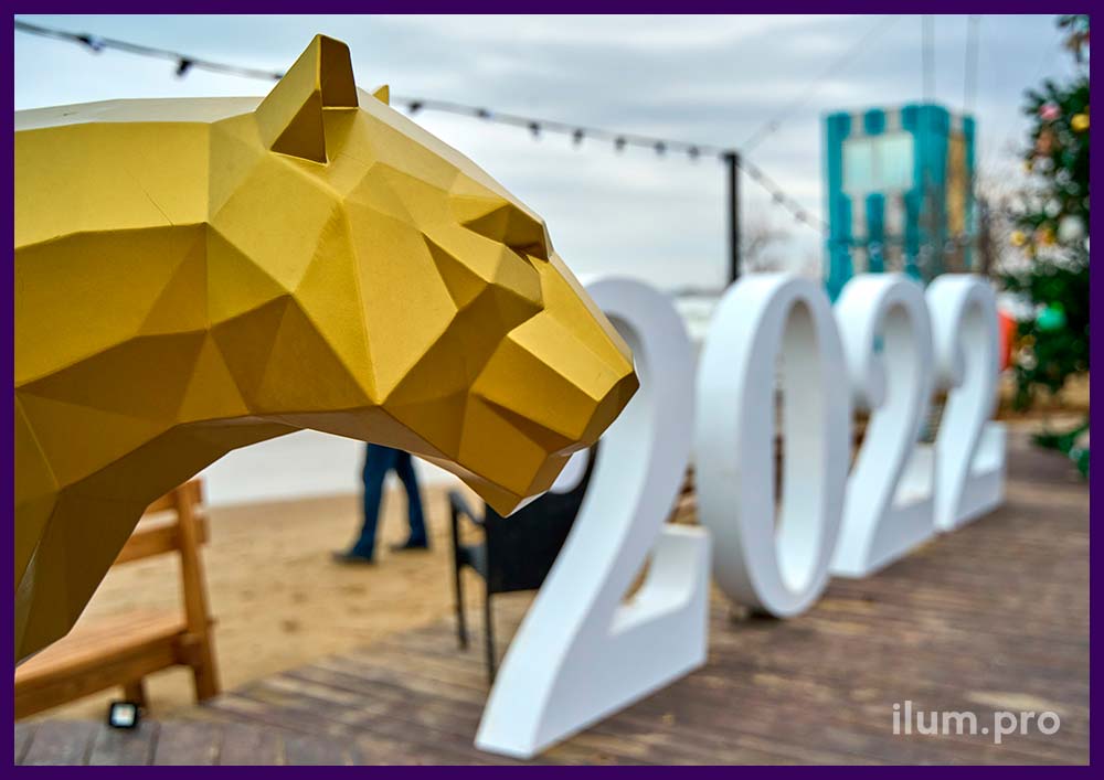 Металлическая полигональная фигура в форме тигра на набережной Чёрного моря на Новый год