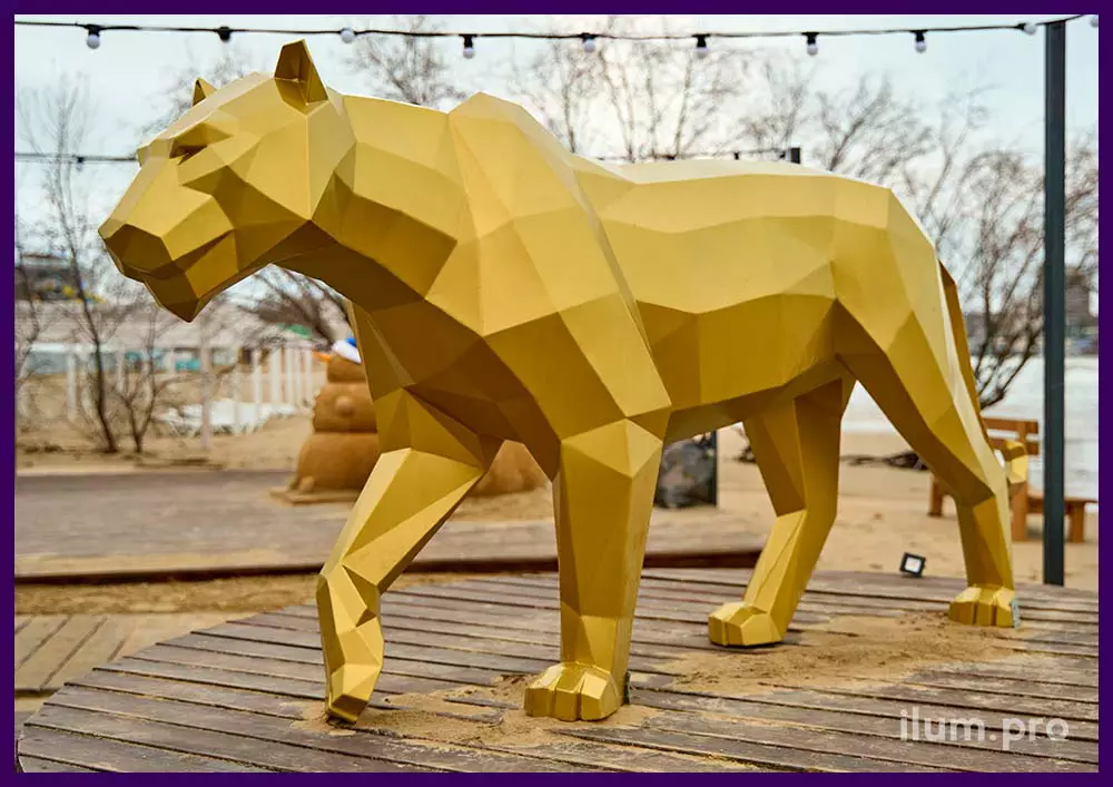 Садово-парковая полигональная фигура тигра из металла с окрашиванием в золотой цвет