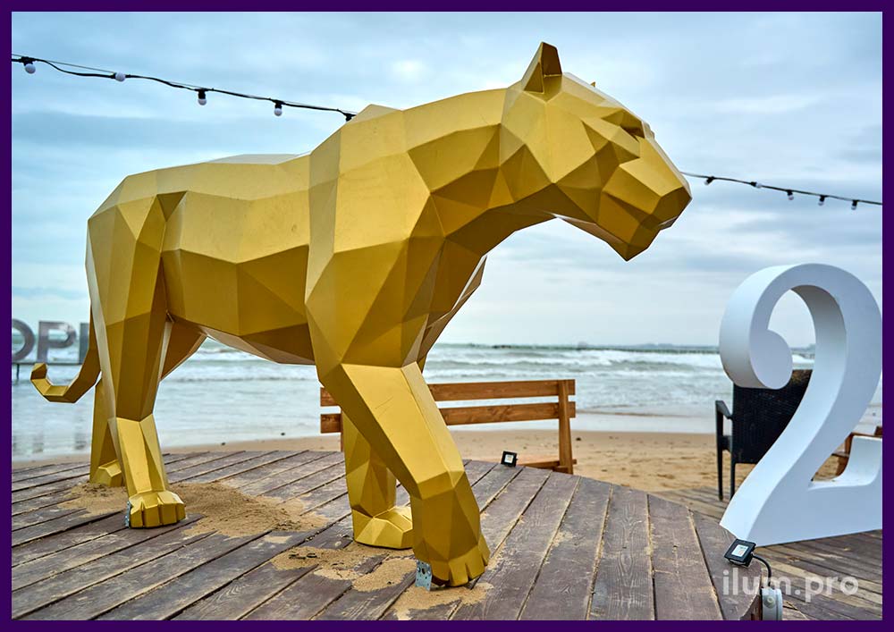Фигура тигра золотого цвета в полигональном стиле - украшение набережной Чёрного моря