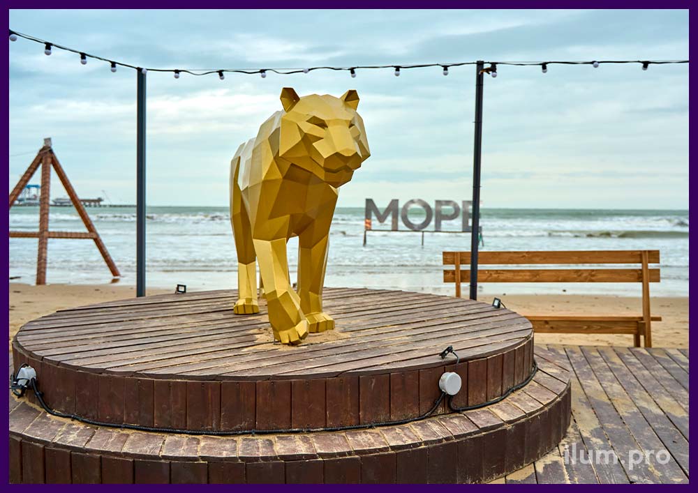 Тигр золотого цвета - металлическая полигональная скульптура для украшения набережной