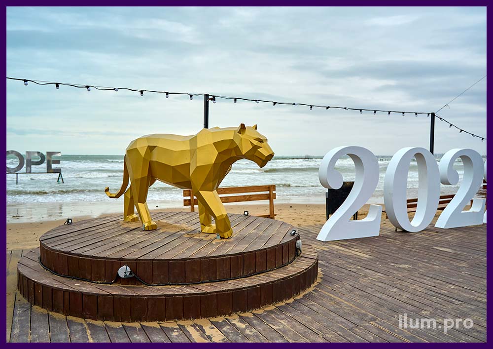 Тигр золотой полигональный из крашеной стали - новогодний арт-объект на набережной Анапы