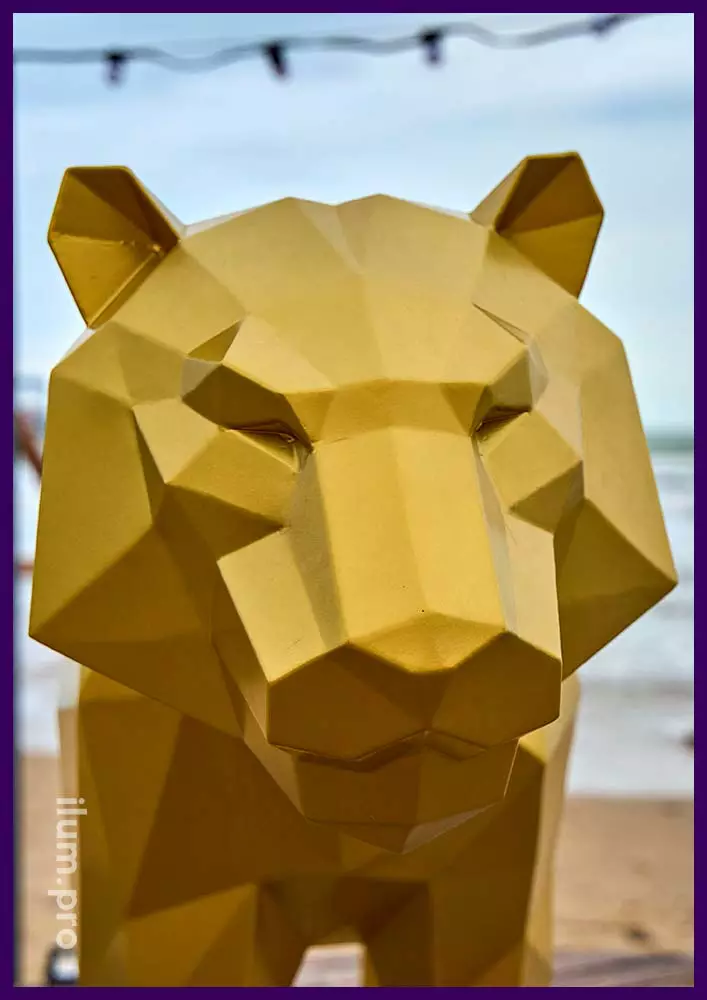 Фигура полигональная в форме золотого тигра на подиуме в Анапе