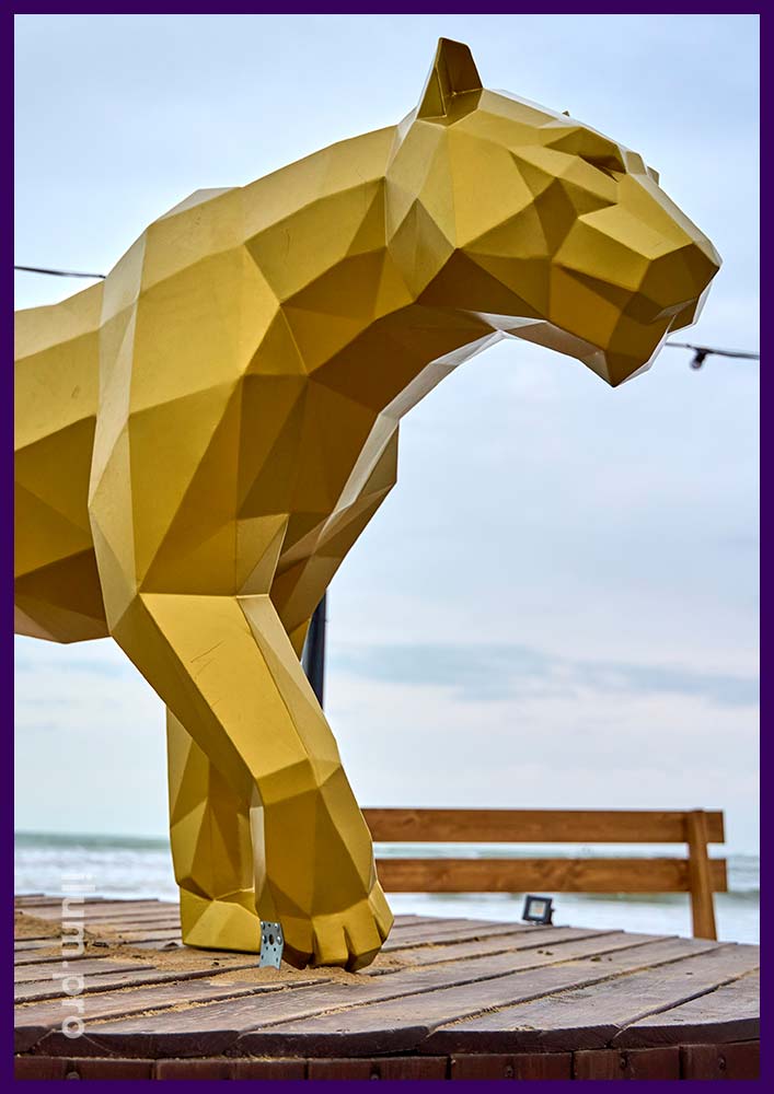 Золотой арт-объект в форме тигра в Анапе на Новый год - полигональная скульптура