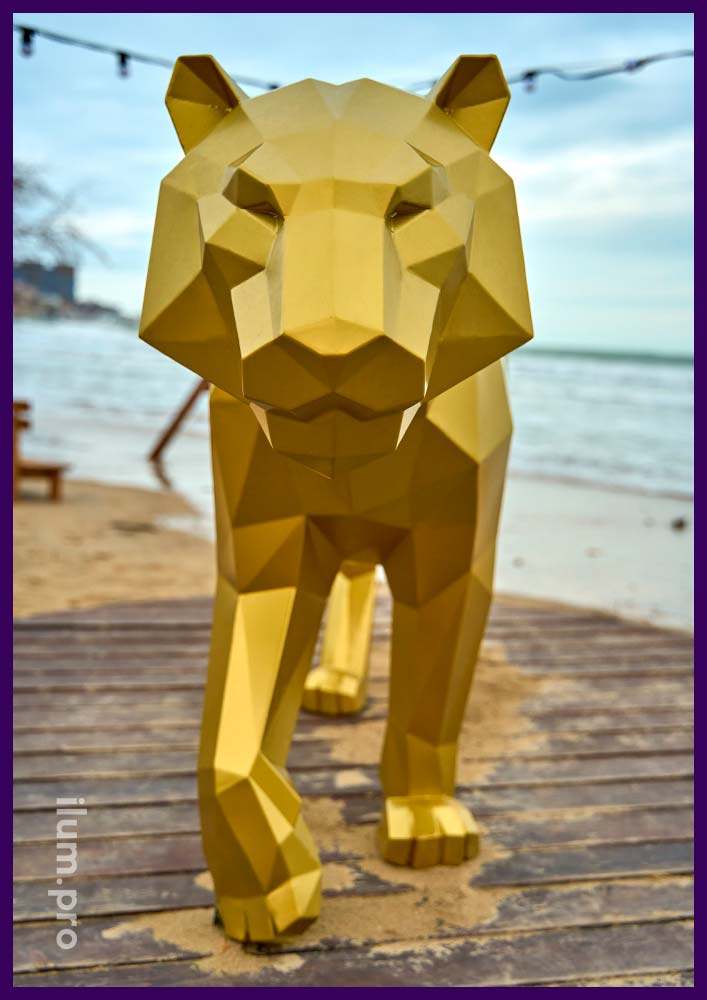 Золотая полигональная фигура тигра из крашеного металла в Анапе на праздники
