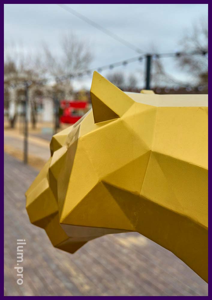 Фигура полигонального тигра из крашеной стали - благоустройство набережной