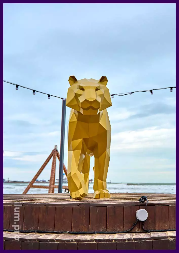Золотой полигональный тигр - символ года на набережной Чёрного моря на праздники