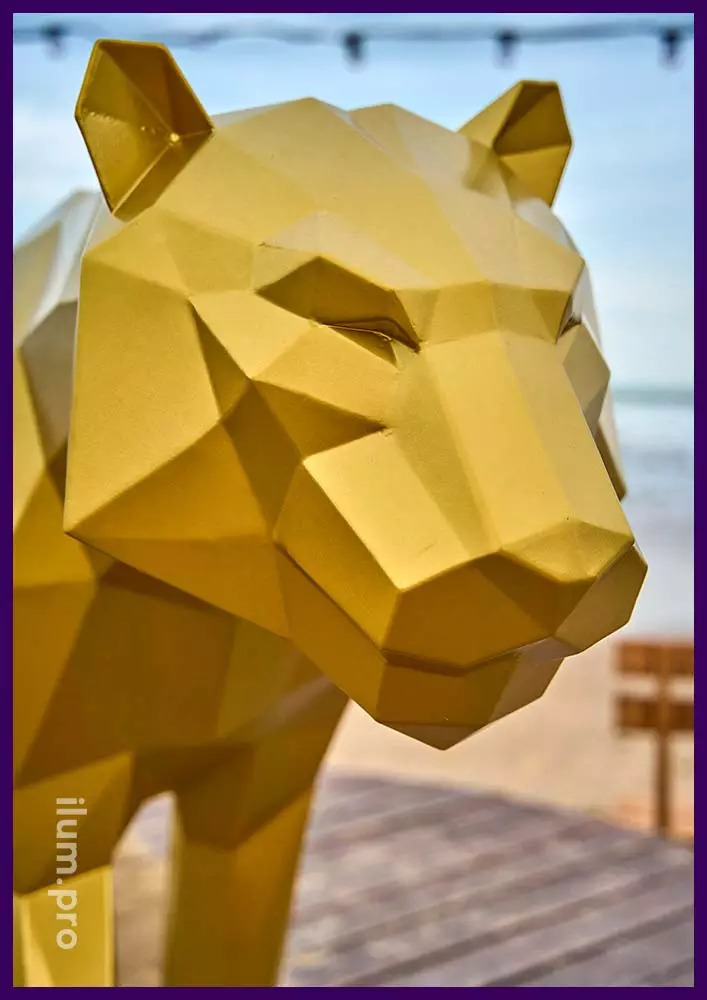 Тигр золотой металлический - уличная полигональная фигура на набережной Чёрного моря