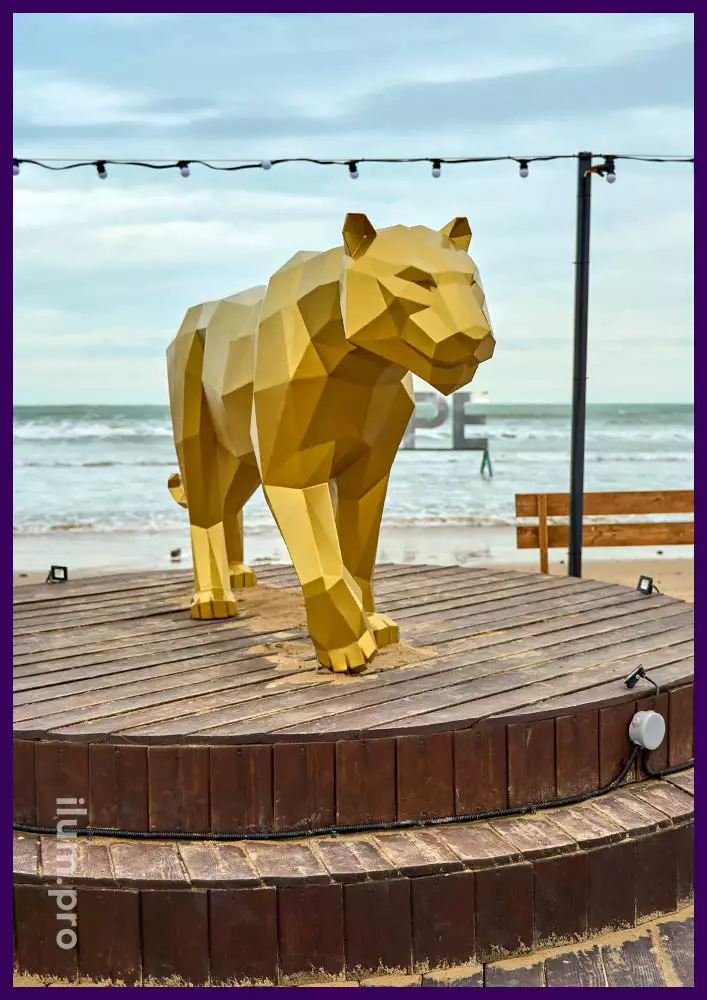 Золотой тигр из крашеного металла - полигональная скульптура в Анапе на Новый год