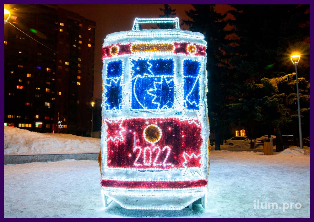 Трамвай с гирляндами разных цветов и блестящей мишурой на новогодние праздники в Санкт-Петербурге