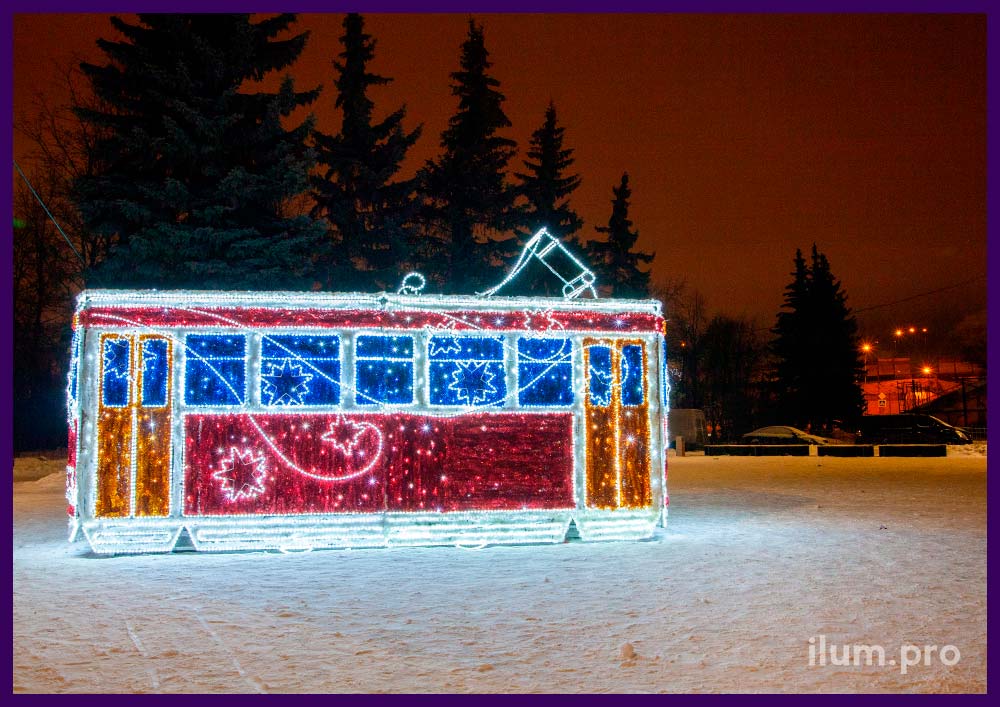 Трамвай из светодиодной иллюминации - новогодняя фотозона на площади в Санкт-Петербурге