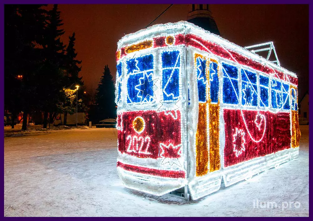 Трамвай из светодиодных гирлянд и мишуры разных цветов на Новый год в Санкт-Петербурге