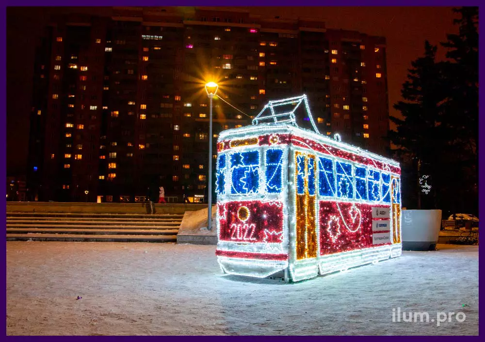 Разноцветный трамвай с гирляндами и мишурой - украшение площади в Шушарах на Новый год